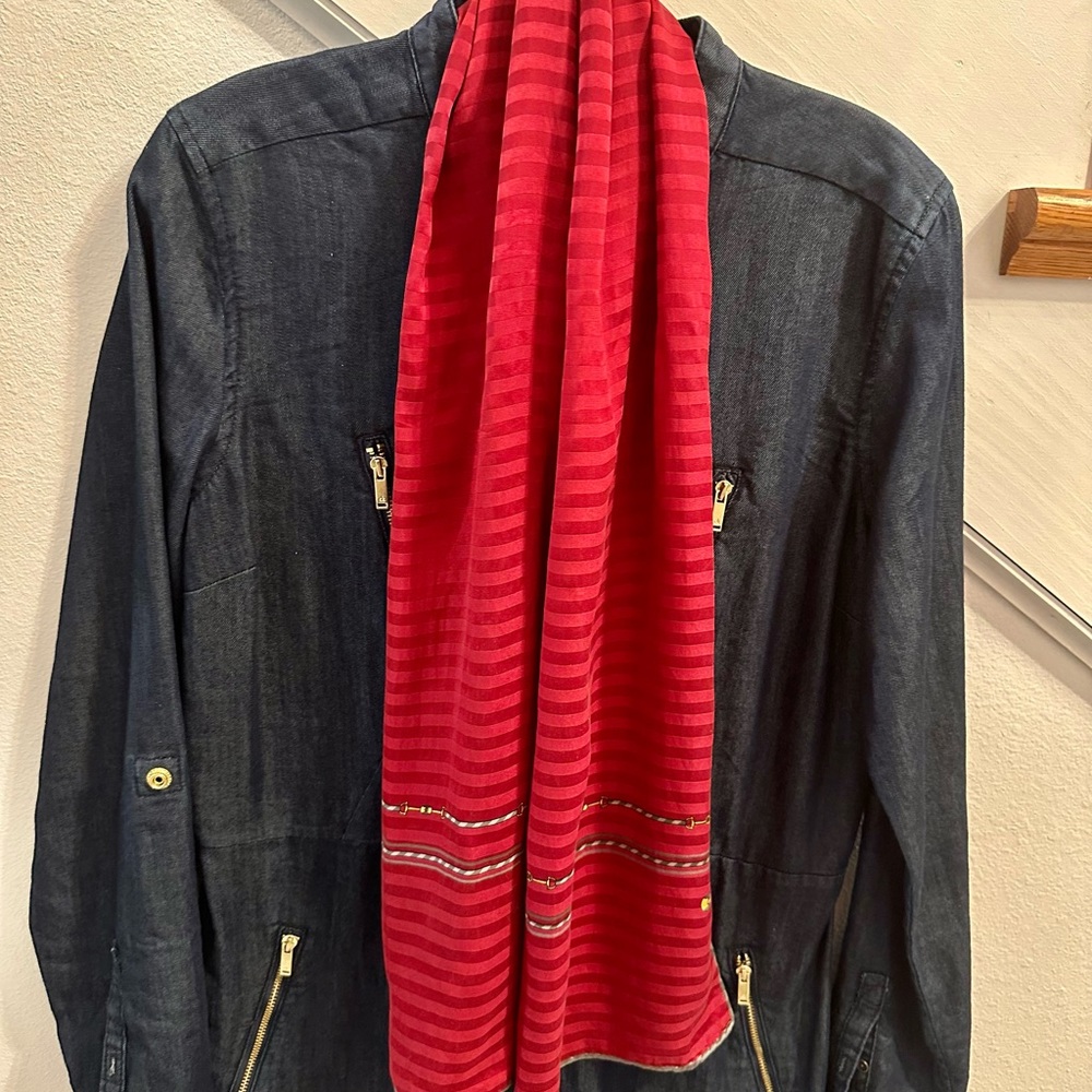 Gucci silk scarf hand sewn used 1x in runway showing 9.5/10 rating clean - Picture 2 of 9